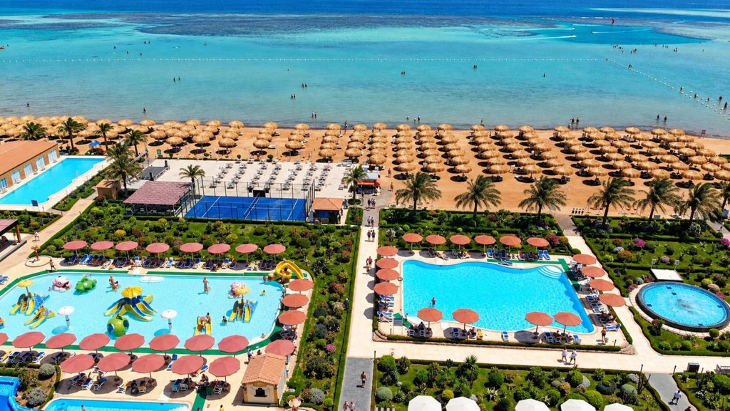 Plaża i baseny w Rewaya Inn Resort w Egipcie