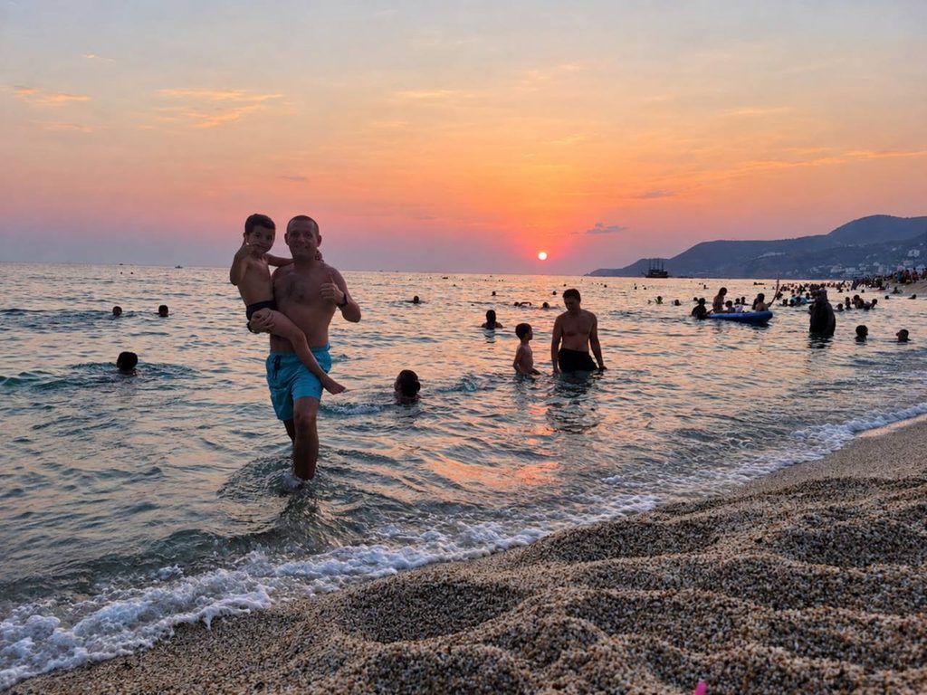 Zachód słońca na plaży Kleopatra w Alanyi w Turcji