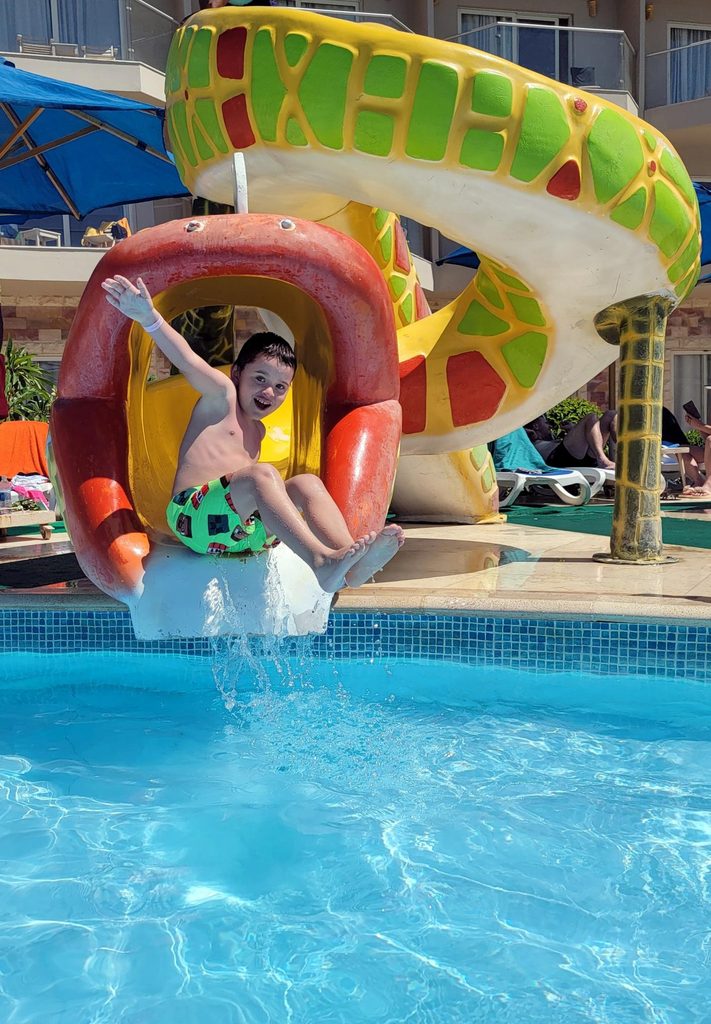 Chłopiec korzystający ze zjeżdżalni w hotelu Rewaya Inn Resort