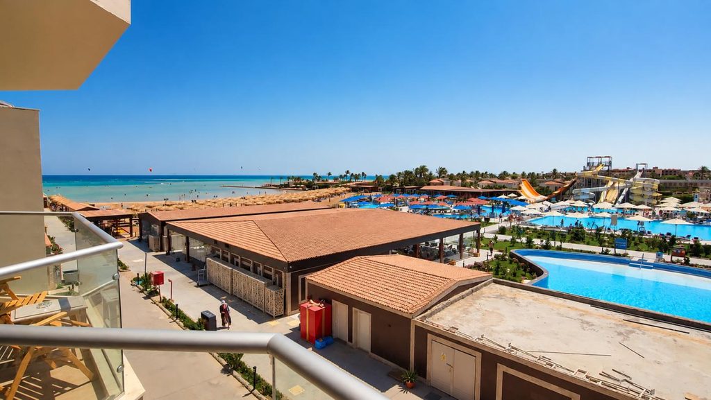 Widok z pokoju na baseny, aquapark i morze w Rewaya Inn Resort