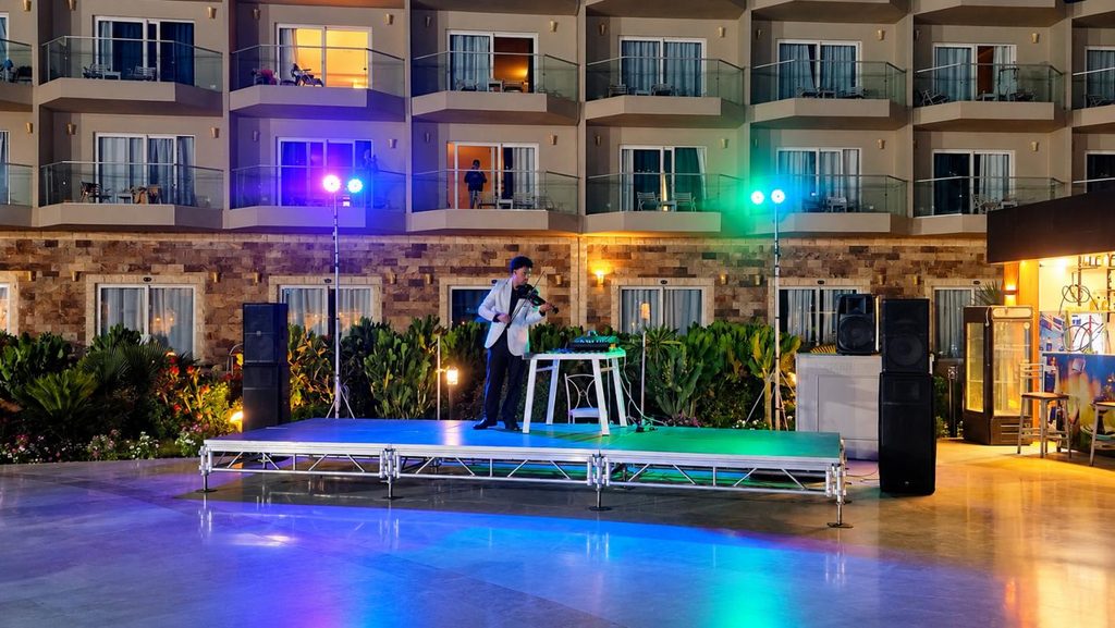 Nocny koncert skrzypka przy hotelu Rewaya Inn Resort
