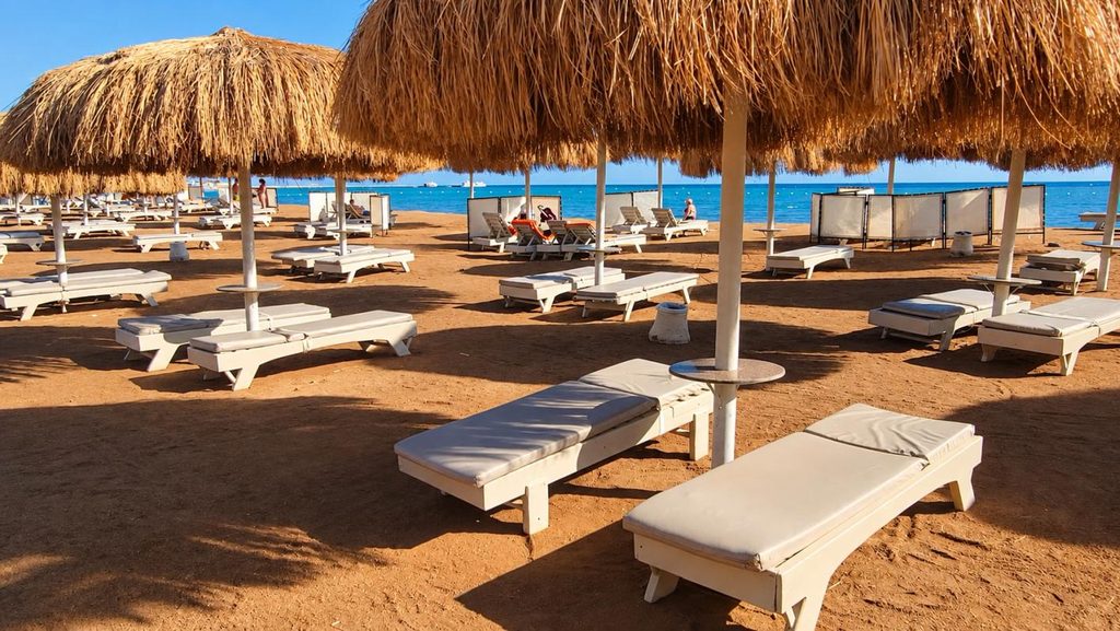 Plaża Rewaya Inn Resort z leżakami i słomianymi parasolami