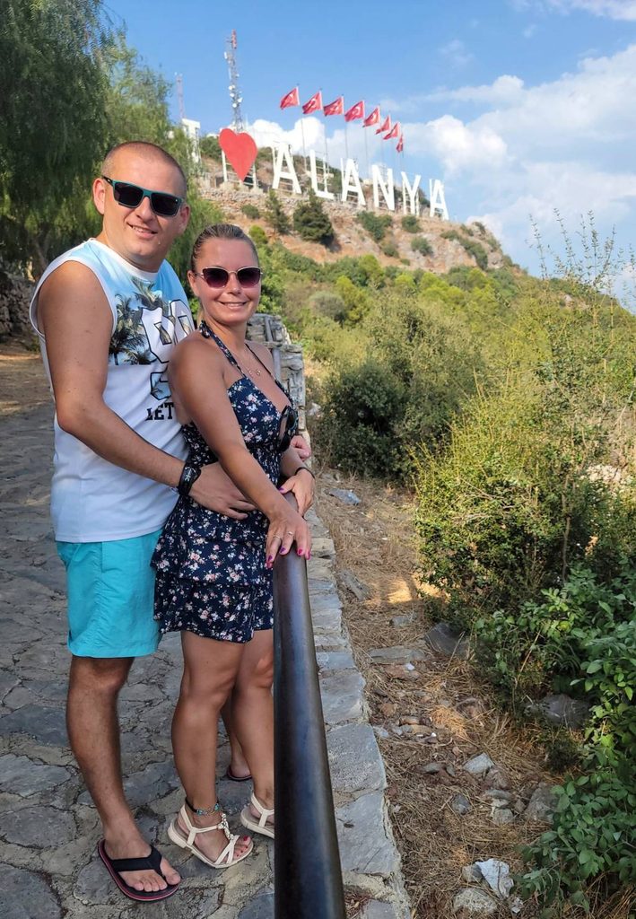 Para na punkcie widokowym I Love Alanya w Turcji