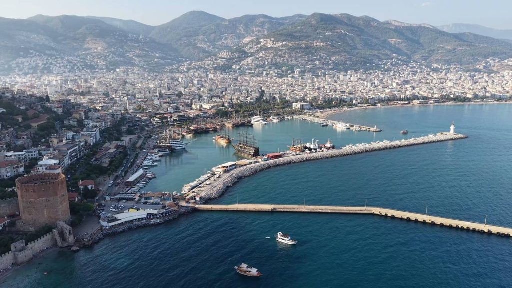 Port w Alanyi i Czerwona Wieża widziane z zamku