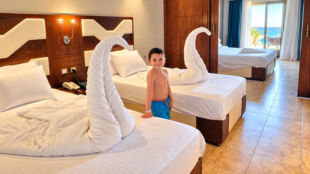 Pokój rodzinny w Rewaya Inn Resort z trzema łóżkami