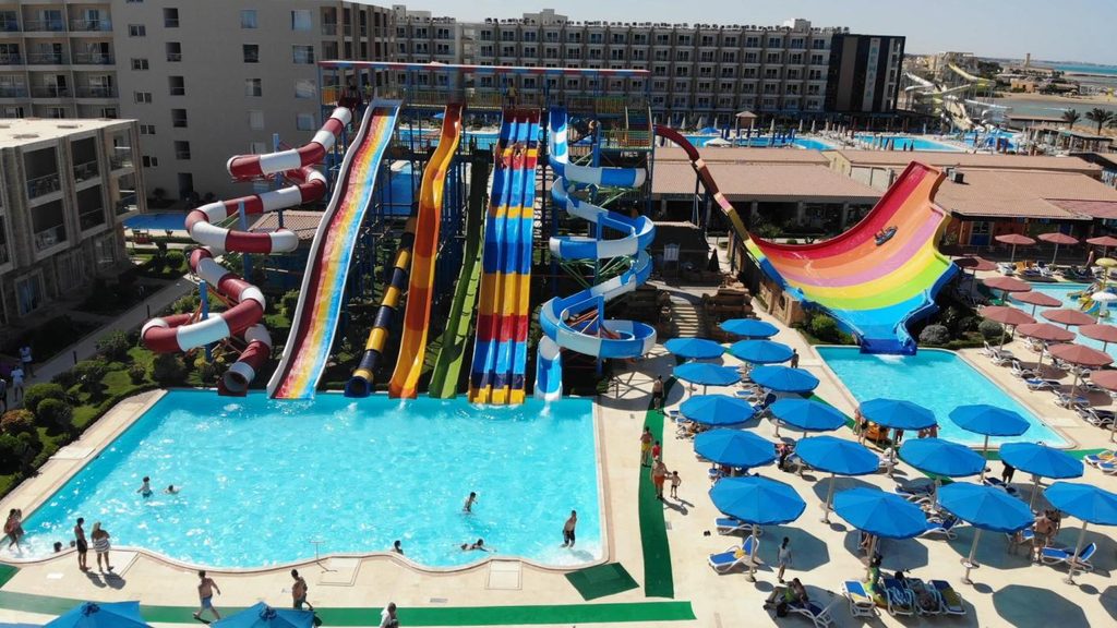 Aquapark w Rewaya Inn Resort z ośmioma zjeżdżalniami i basenem