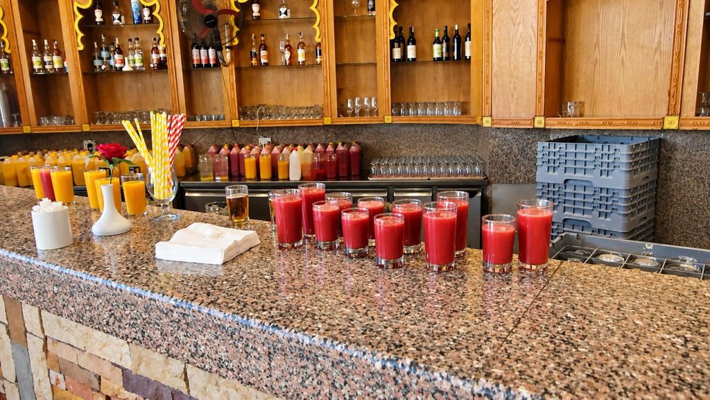 Soki owocowe podczas śniadania w hotelu Rewaya Inn Resort w Egipcie