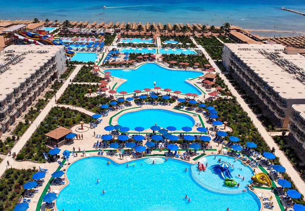 Rewaya Inn Resort w Egipcie – widok z drona na baseny, aquapark i hotel