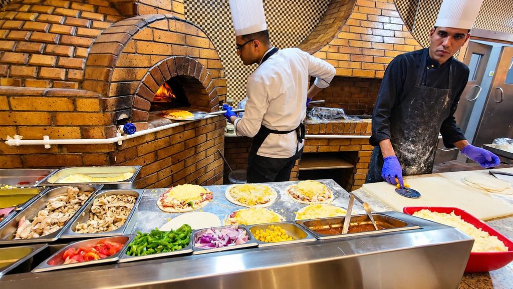 Pizza przygotowywana na miejscu w restauracji Rewaya Inn Resort