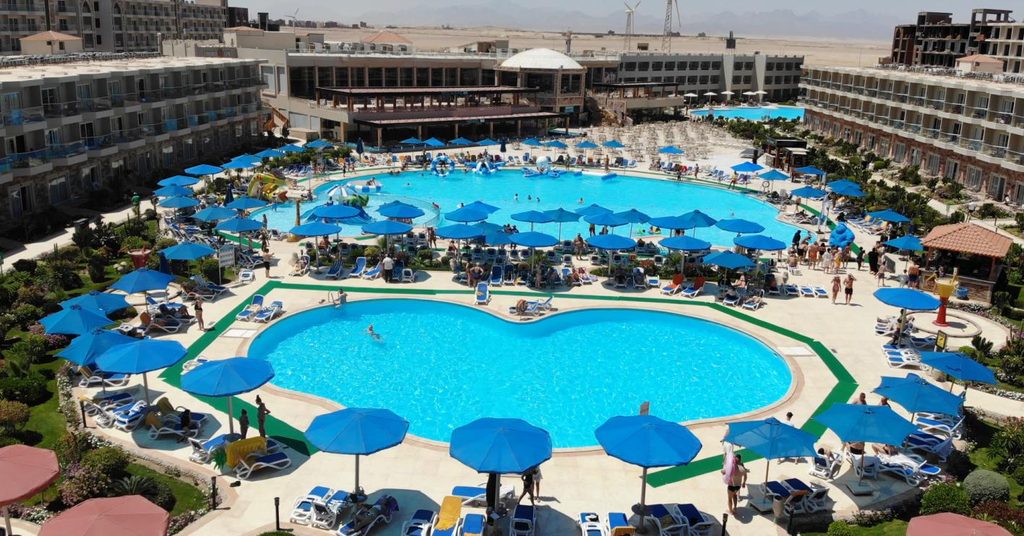 Widok z góry na baseny w hotelu Rewaya Inn Resort